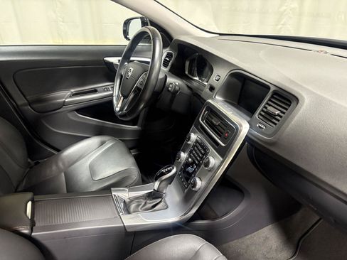 Used 2018 Volvo V60 T5 Cross Country AWD/4WD image 7