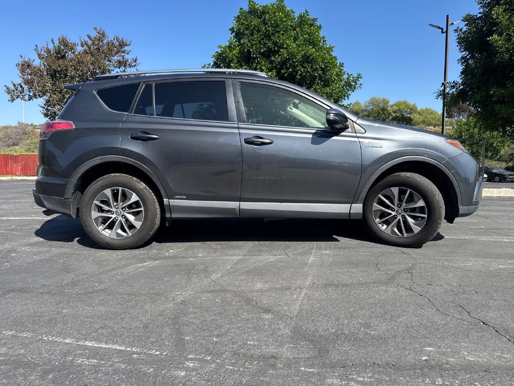 Used 2017 Toyota RAV4 XLE AWD/4WD image 6