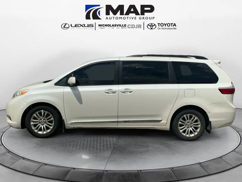 Used 2015 Toyota Sienna XLE FWD image 2