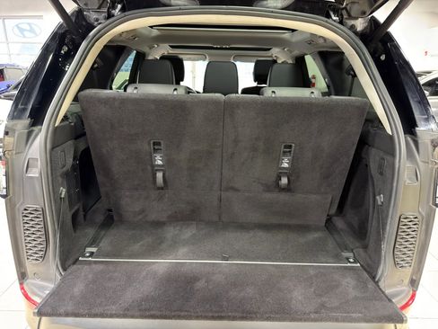 Used 2018 Land Rover Discovery SE image 28