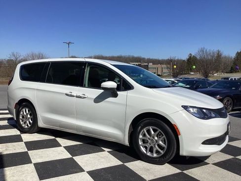 Used 2023 Chrysler Voyager LX FWD image 5