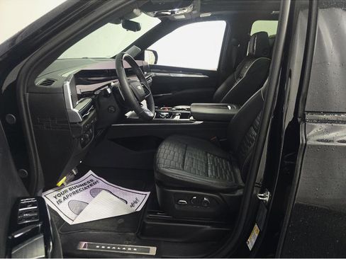 Used 2025 Cadillac Escalade ESV V AWD/4WD image 7