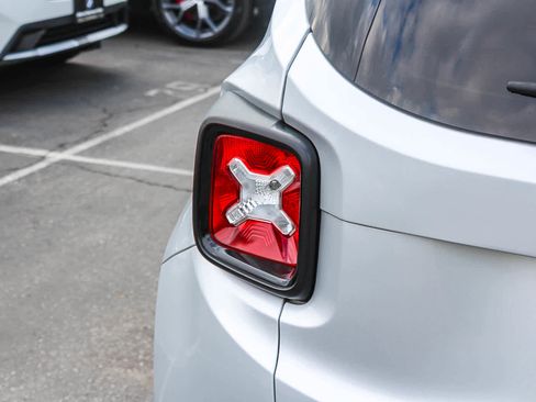 Used 2017 Jeep Renegade Altitude image 7