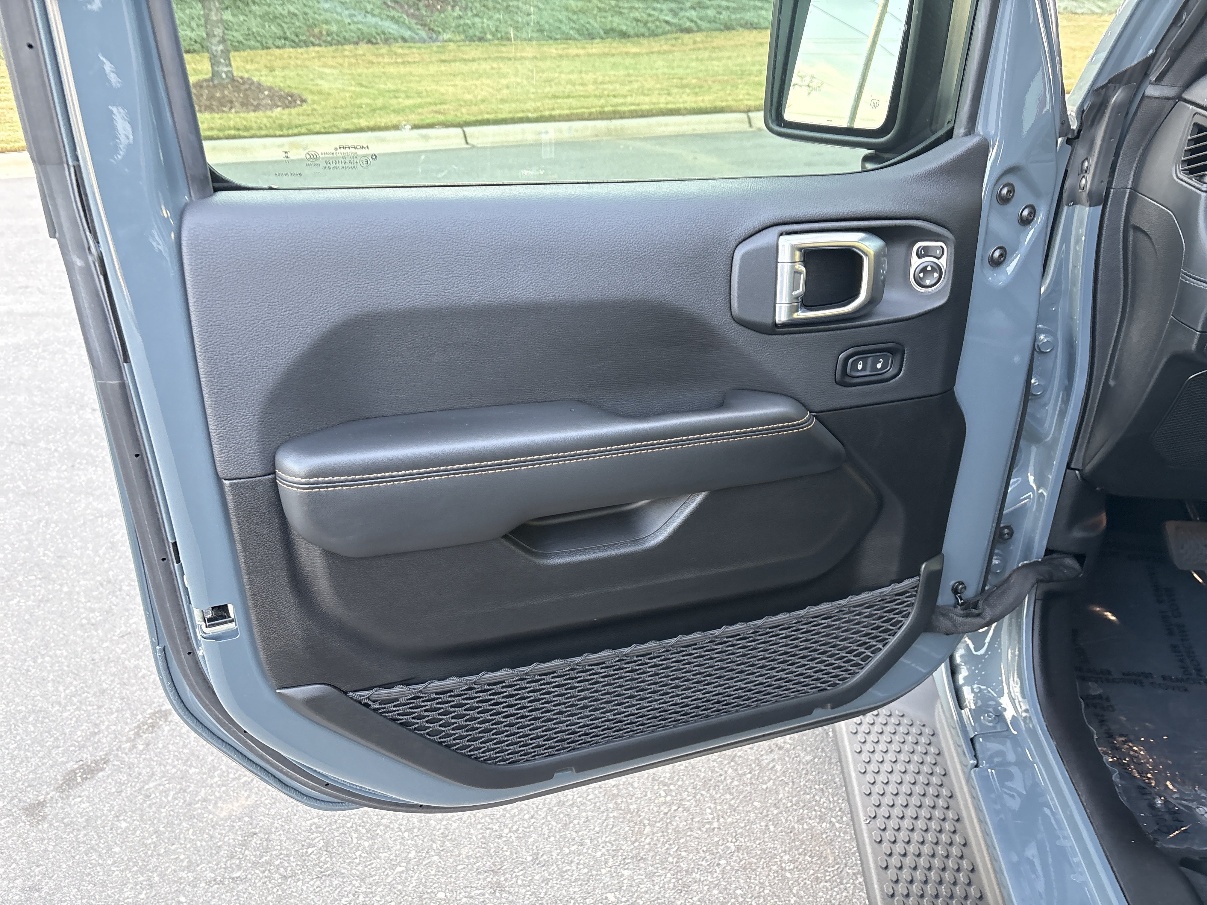 Used 2024 Jeep Wrangler Unlimited Sahara w/ Technology Group AWD/4WD image 15