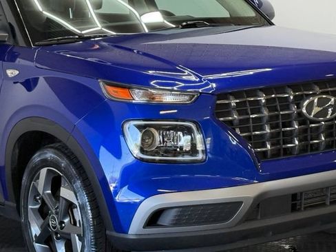 Used 2023 Hyundai Venue Limited FWD image 2