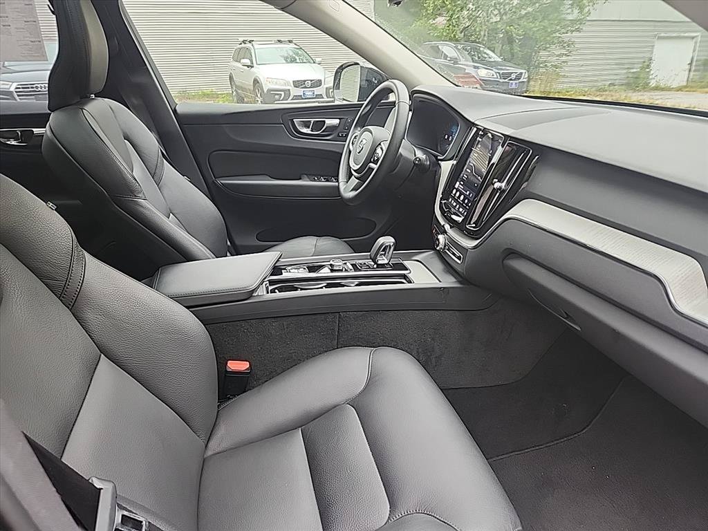 Certified 2025 Volvo XC60 B5 Plus w/ Climate Package AWD/4WD image 33