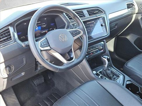 Used 2024 Volkswagen Tiguan SE image 10