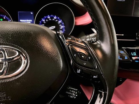 Used 2019 Toyota C-HR XLE FWD image 18