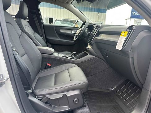 Used 2025 Volvo XC40 B5 Core w/ Climate Package image 10