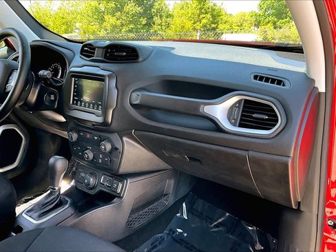 Used 2018 Jeep Renegade Latitude w/ Cold Weather Group AWD/4WD image 18