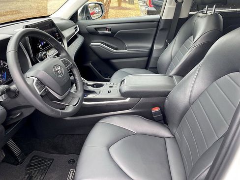 Certified 2025 Toyota Highlander XLE image 11