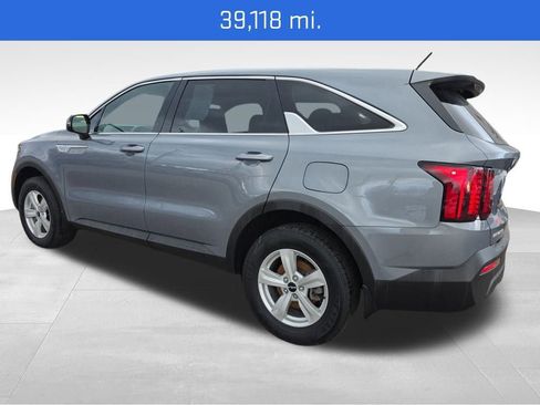 Used 2023 Kia Sorento LX image 3