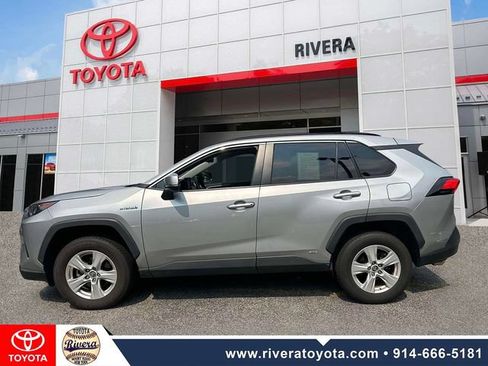 Used 2019 Toyota RAV4 LE w/ Carpet Mat Package AWD/4WD image 10
