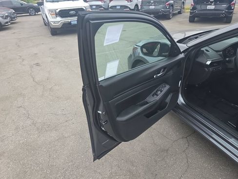 Used 2025 Nissan Altima 2.5 SV FWD image 10