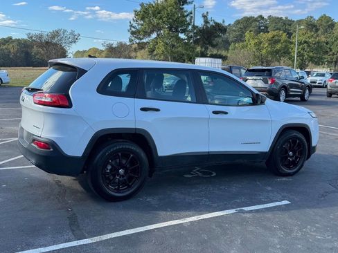 Used 2017 Jeep Cherokee Sport image 6
