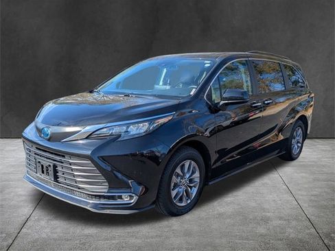 Used 2024 Toyota Sienna XLE image 8