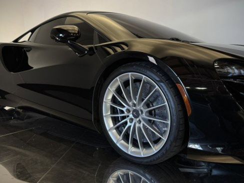 Used 2025 McLaren Artura RWD image 16