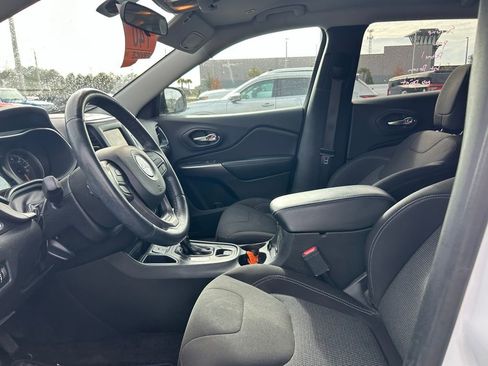 Used 2019 Jeep Cherokee Latitude w/ Cold Weather Group image 6