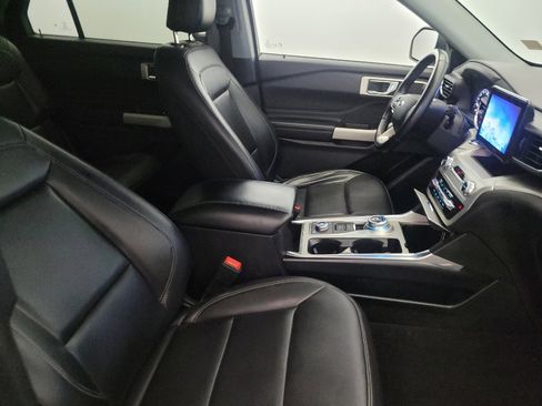 Used 2021 Ford Explorer XLT w/ Equipment Group 202A AWD/4WD image 21