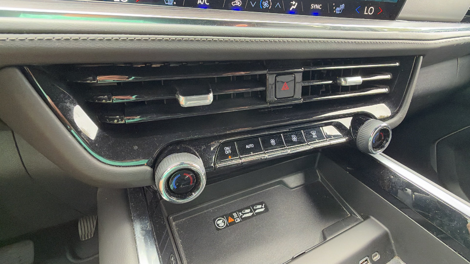 Used 2025 Chevrolet Suburban LT RWD image 35
