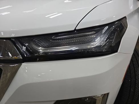 Used 2023 Chevrolet Traverse LT w/ Rear Camera Mirror Package image 31