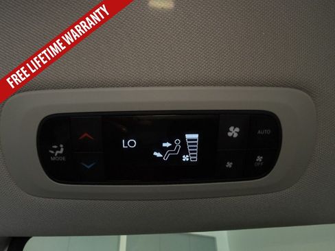 Used 2024 Chrysler Pacifica Limited FWD image 44