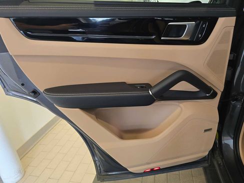 Used 2023 Porsche Cayenne Coupe AWD/4WD image 16