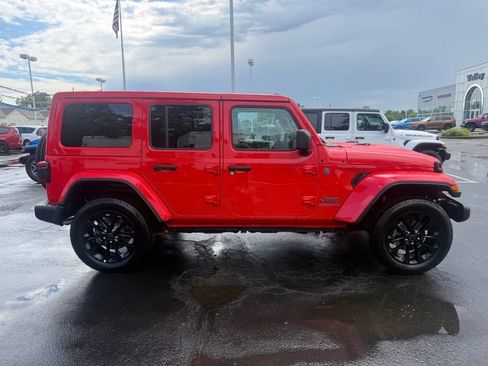 Used 2025 Jeep Wrangler Unlimited Sahara w/ Safety Group AWD/4WD image 2