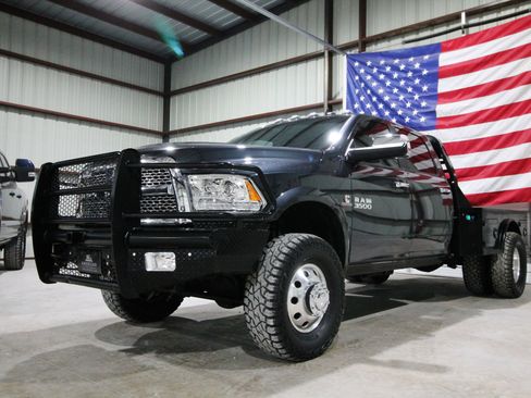 Used 2018 RAM 3500 Laramie w/ Convenience Group AWD/4WD image 3