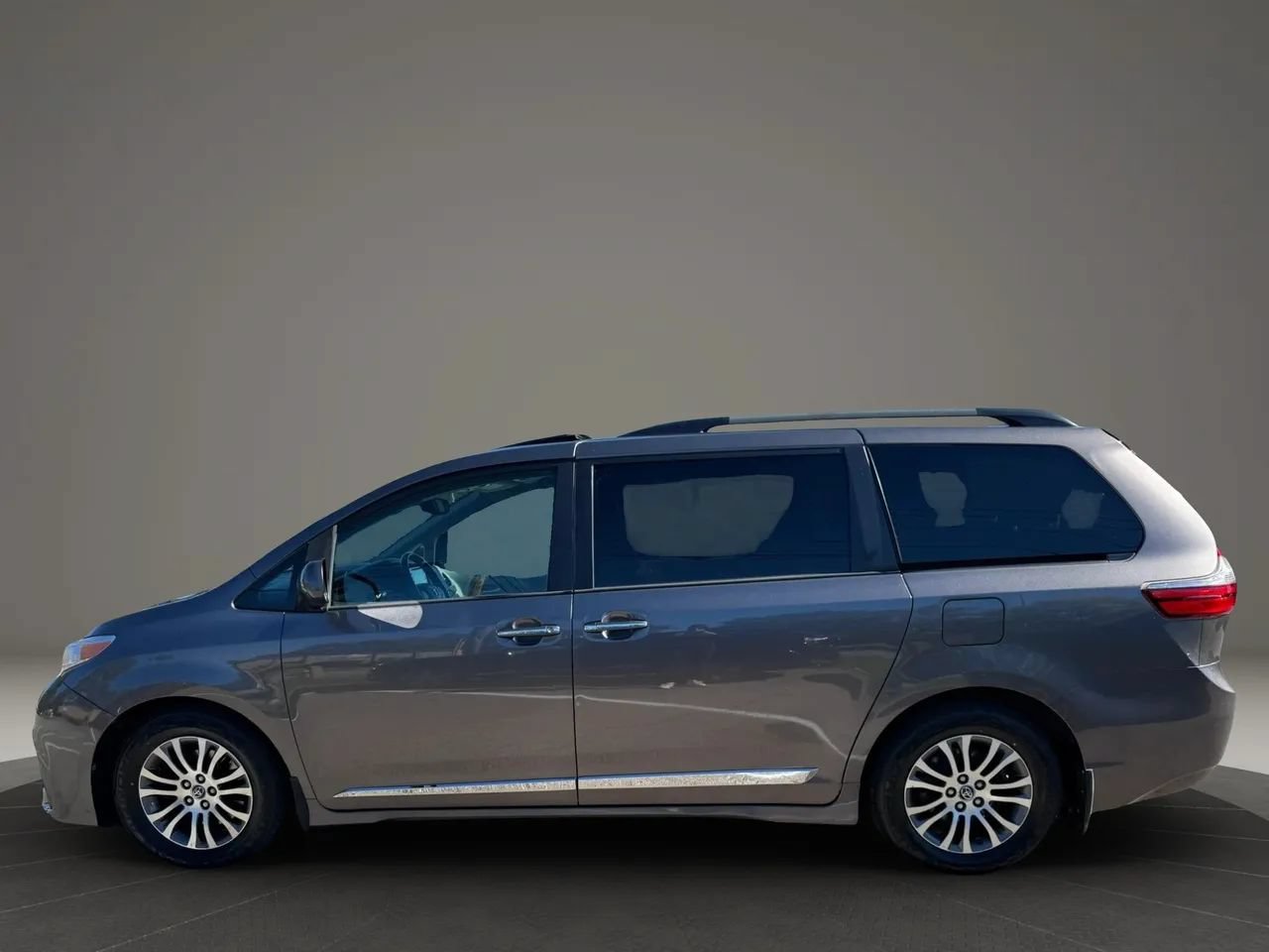 Used 2018 Toyota Sienna XLE w/ XLE Navigation Package FWD image 7