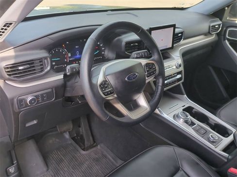 Used 2022 Ford Explorer XLT w/ Equipment Group 202A image 10