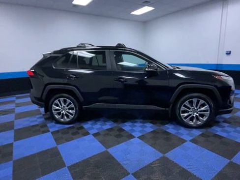 Used 2022 Toyota RAV4 XLE Premium image 9