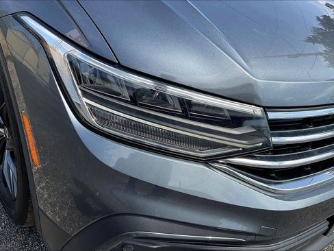 Used 2023 Volkswagen Tiguan SE w/ Panoramic Sunroof Package image 28