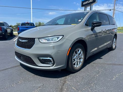 Used 2025 Chrysler Pacifica Select FWD image 1
