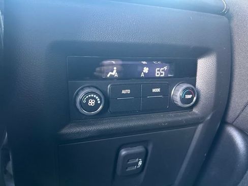 Used 2020 Chevrolet Traverse LT FWD image 18