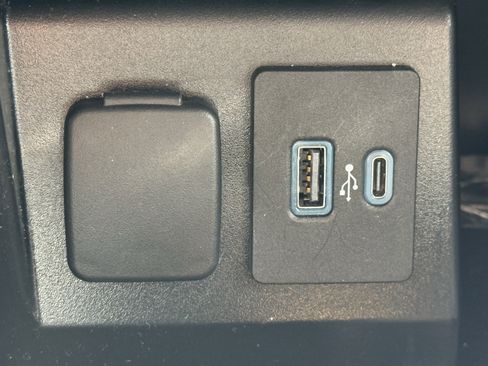 Used 2020 Ford Explorer XLT w/ Equipment Group 202A image 23