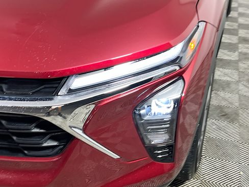 Used 2025 Chevrolet Trax LT w/ LT Convenience Package image 12