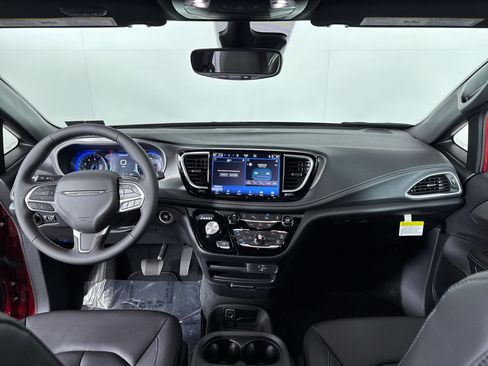 New 2027 Chrysler Pacifica Select AWD/4WD image 3