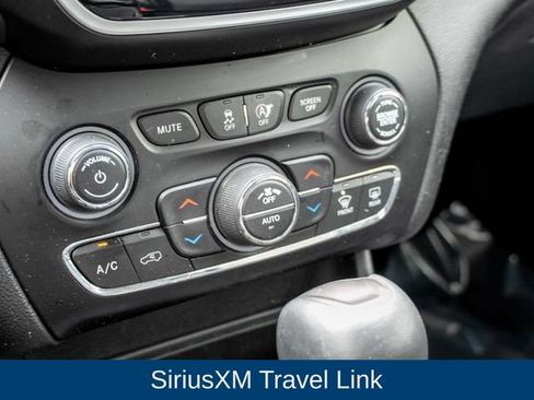 Used 2019 Jeep Cherokee Overland w/ Technology Group AWD/4WD image 40