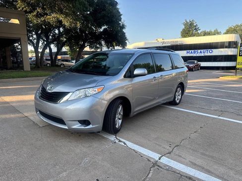 Used 2013 Toyota Sienna LE FWD image 2