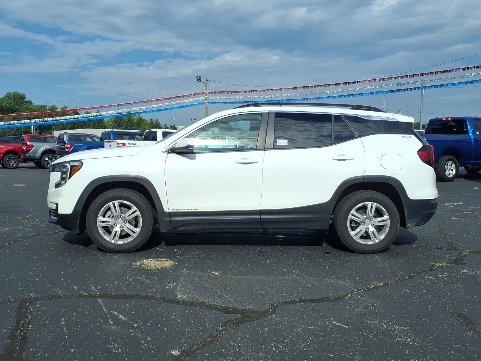 Used 2024 GMC Terrain SLE w/ Driver Convenience Package AWD/4WD image 4