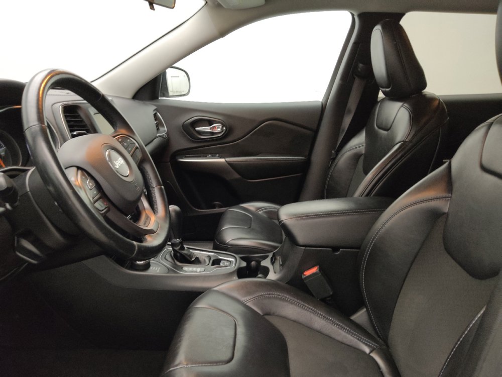 Used 2019 Jeep Cherokee Latitude Plus w/ Cold Weather Group AWD/4WD image 17