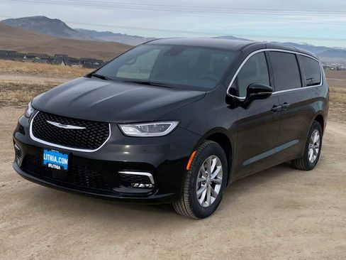 New 2026 Chrysler Pacifica Select image 4