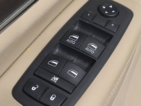 Used 2018 Jeep Grand Cherokee Limited image 27