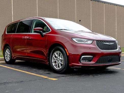 Used 2023 Chrysler Pacifica Touring-L FWD image 2