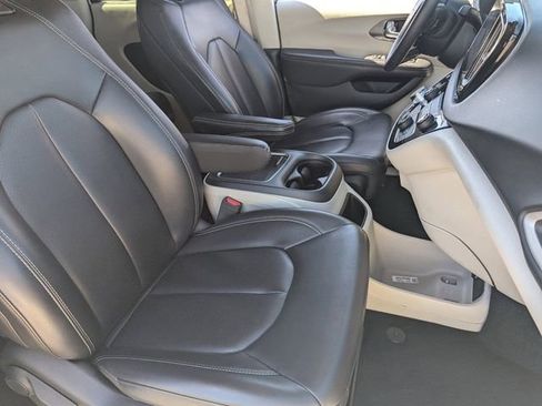 Used 2023 Chrysler Pacifica Touring-L image 10