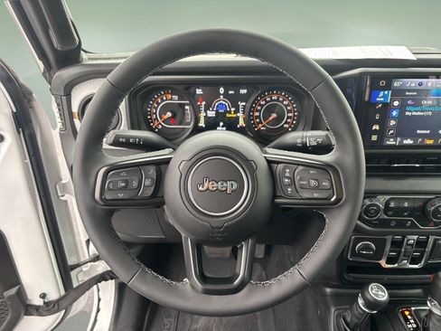 Used 2025 Jeep Gladiator Sport AWD/4WD image 10