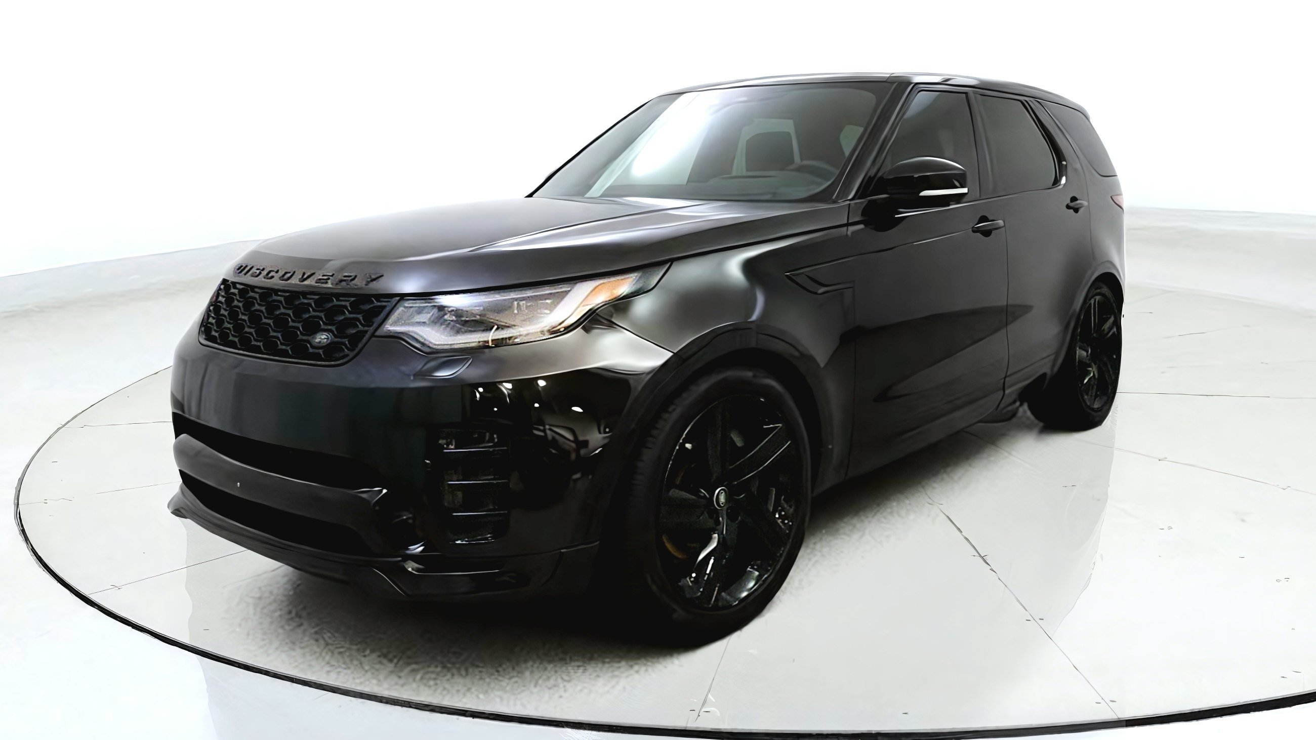 Used 2024 Land Rover Discovery Dynamic SE AWD/4WD image 3