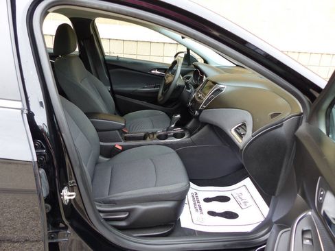 Used 2019 Chevrolet Cruze LT w/ Convenience Package FWD image 37