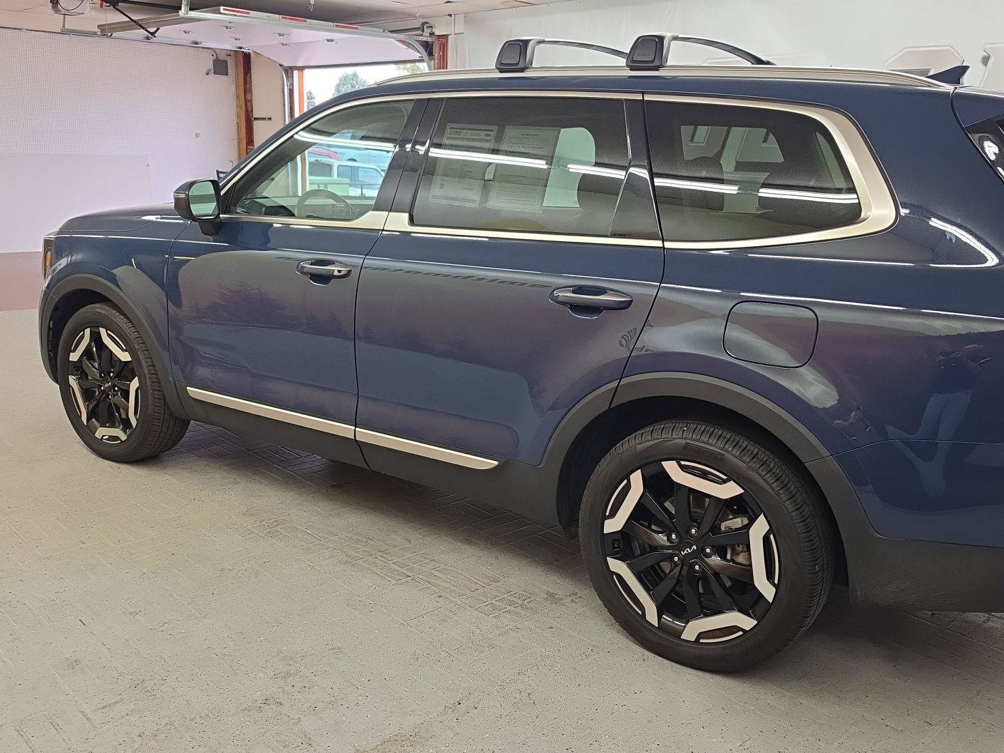 Used 2025 Kia Telluride S AWD/4WD image 3